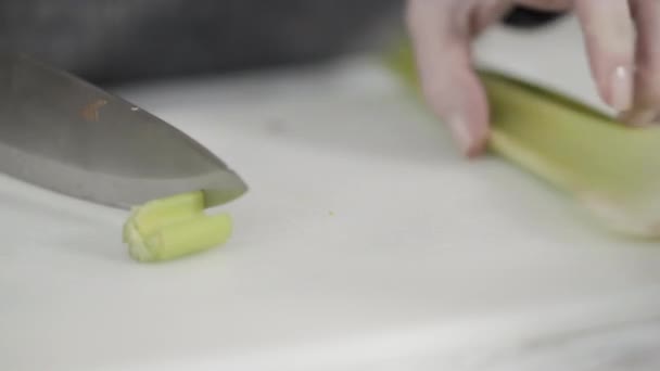 Curring Zeleniny Bílém Řezání Palubě Vařit Vegetariánské Bílé Fazolové Polévky — Stock video
