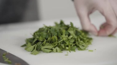 Vejetaryen fasulye çorbası pişirmek için sebzeleri doğramak..