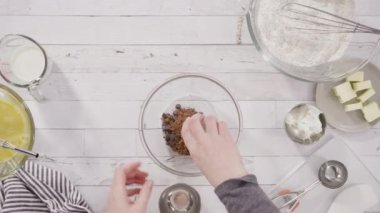 Zaman aşımı. Düz yatıyordu. Çikolatalı ahududu kekleri pişirmek için malzemeler karıştırıyorum..