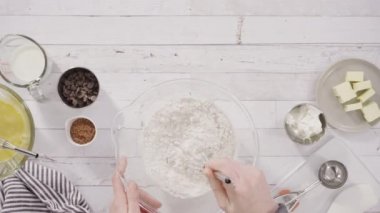 Düz yatıyordu. Çikolatalı ahududu kekleri pişirmek için malzemeler karıştırıyorum..