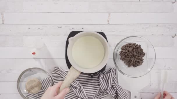 Lapso Tiempo Acostado Preparación Ganache Chocolate Casero Para Cupcakes Frambuesa — Vídeo de stock