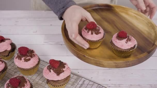 Čas Vypršel Gurmánské Čokoládové Malinové Dortíky Máčené Čokoládovou Ganache Zakončené — Stock video