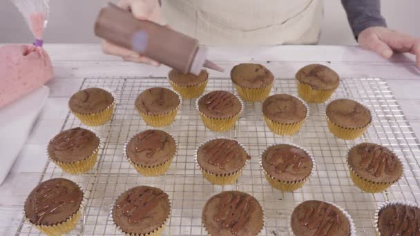 Drizzling Ganache Cioccolato Sulla Parte Superiore Cuocere Cupcake Lampone Cioccolato — Video Stock