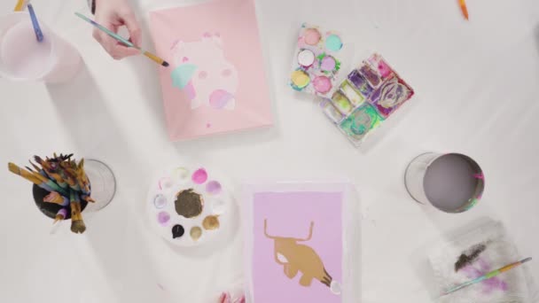 Ett Platt Ligg Liten Flicka Målning Med Akrylfärg Duk Med — Stockvideo