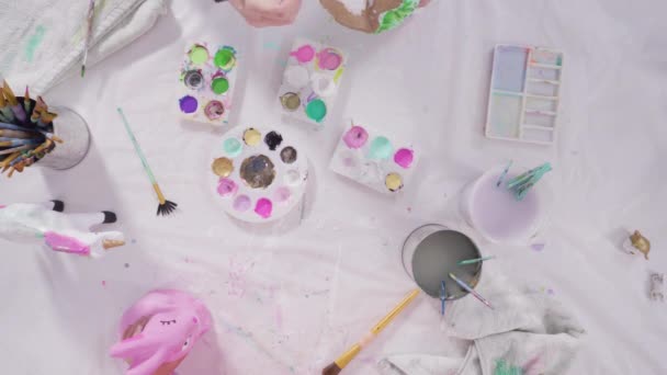 一步一步 小女孩画美人鱼尾巴和贝壳用丙烯酸涂料装饰万圣节南瓜 — 图库视频影像
