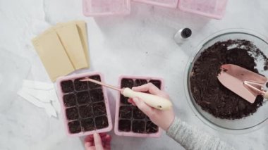 Düz yatıyordu. Tohum yayıcıya toprak ekiyorum..