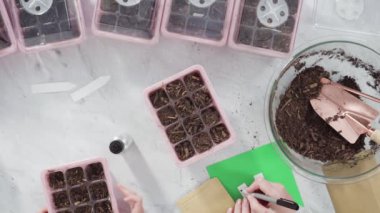 Düz yatıyordu. Tohum yayıcıya toprak ekiyorum..