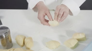 Ev yapımı ekşi ekmek ve mayalı ekmek.