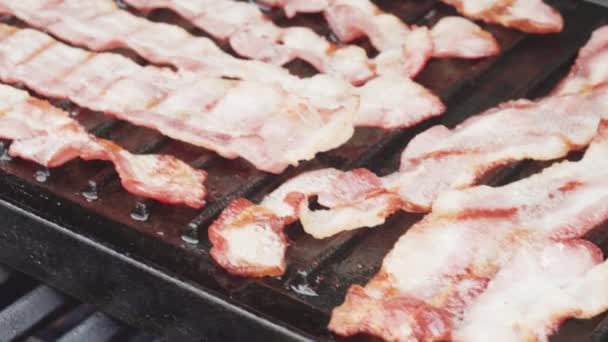 Cozinhar Bacon Stips Uma Churrasqueira Gás Livre — Vídeo de Stock