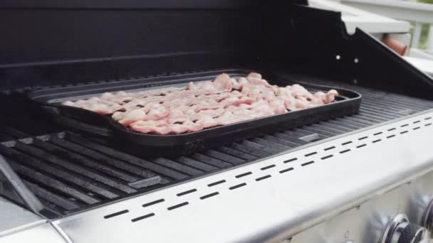 Cuisson Des Pointes Bacon Sur Barbecue Gaz Extérieur — Video