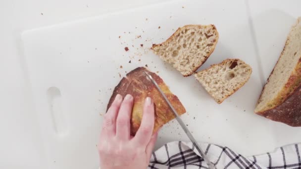 Leżeć Płasko Krojenie Świeżo Upieczonego Chleba Pszennego Białej Desce Krojenia — Wideo stockowe