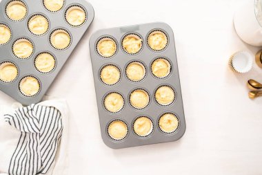 Düz yatıyordu. Bir cupcake Pan içinde fırında vanilya cupcakes.