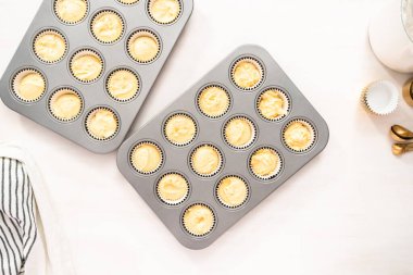 Düz yatıyordu. Bir cupcake Pan içinde fırında vanilya cupcakes.