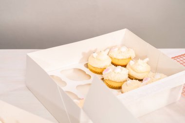 Beyaz kek kutusunda Paskalya tavşanı çörekleri.