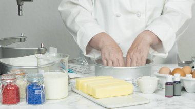 Adım adım. Üç katlı vanilyalı kek pişirmek için tereyağlı kek tavaları yağlamak..