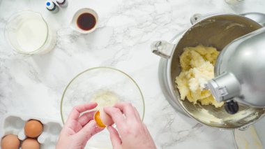 Adım adım. Düz yatıyordu. Üç katlı vanilyalı kek pişirmek için mutfak mikserinin malzemelerini karıştırıyorum..