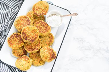 Servis tepsisinde taze kızarmış kabak kekleri..