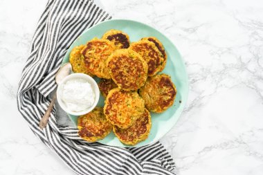 Düz yatıyordu. Tabakta taze kızarmış kabak kekleri..