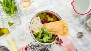 Düz yatıyordu. Adım adım. Maden işlemeli, dökme demir bir fırında makarna tarifi pişiriyorum..