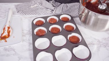 Adım adım. Kek hamurunu kırmızı kadife kek pişirmek için folyolu kek bardaklarına dolduruyorum..