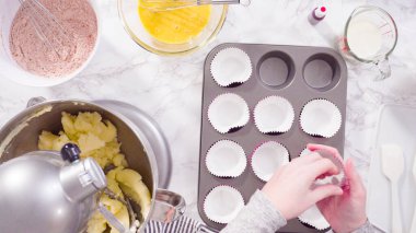 Düz yatıyordu. Adım adım. Kırmızı kadife kekler pişirmek için mutfak mikserinin malzemelerini karıştırıyorum..
