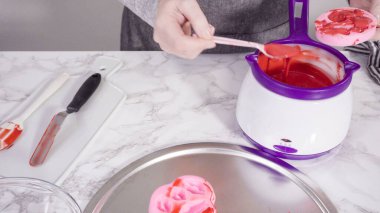 Adım adım. Erimiş kırmızı çikolata parçalarından çikolata kalpler ve öpücükler yapmak.