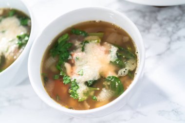 Beyaz kasede taze pişmiş vejetaryen beyaz fasulye çorbası..