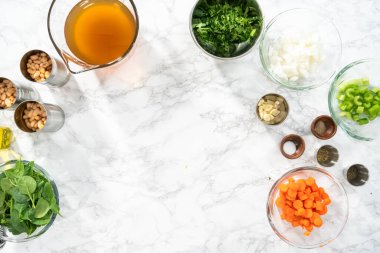 Düz yatıyordu. Vejetaryen fasulye çorbası yapmak için gerekli malzemeler..