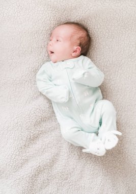 Yeni doğmuş bir bebeğin yaşam tarzı portresi, üç haftalık bir kız bebek..