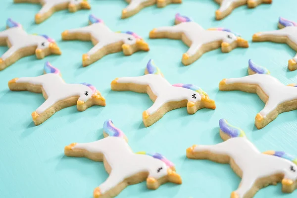 Királyi Jegesedéssel Díszített Unicorn Cukor Cookie Élelmiszer Csillogás Kék Alapon — Stock Fotó