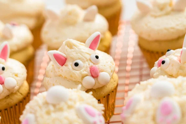 Decorating Vanilla Cupcakes White Buttercream Icing Bunny Ears Easter — Stock Photo, Image