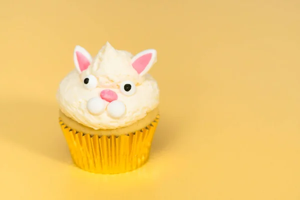 Osterhasen Cupcakes Auf Gelbem Hintergrund — Stockfoto