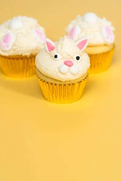 Pastelitos Conejo Pascua Sobre Fondo Amarillo — Foto de Stock