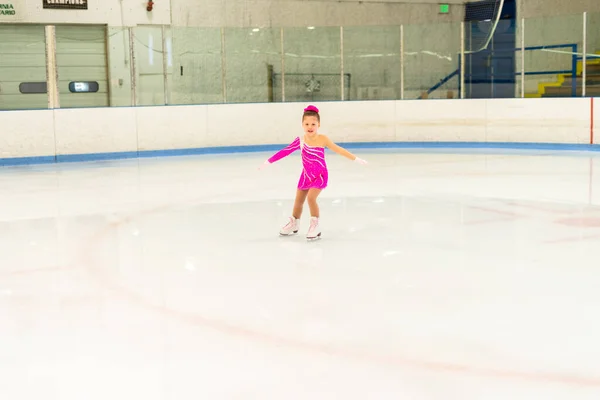 Kleine Eiskunstläuferin Rosa Kleid Übt Auf Der Eissporthalle — Stockfoto