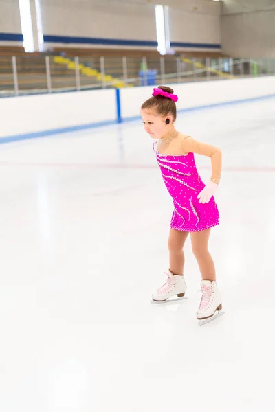 Kleine Kunstschaatser Roze Jurk Aan Het Oefenen Indoor Ijsbaan — Stockfoto