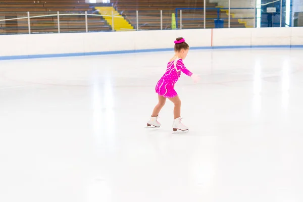 Kleine Eiskunstläuferin Rosa Kleid Übt Auf Der Eissporthalle — Stockfoto