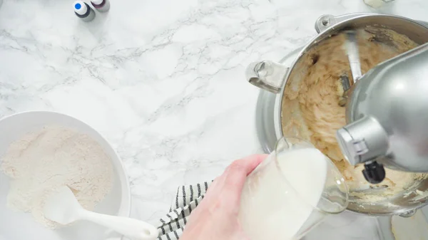 Krok Krokem Ležel Míchání Ingrediencí Stoje Kuchyňský Mixér Upéct Třívrstvý — Stock fotografie