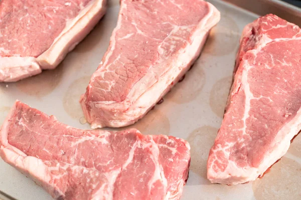 Raw New Yorkse Biefstuk Het Dienblad Klaar Voor Grillen Een — Stockfoto