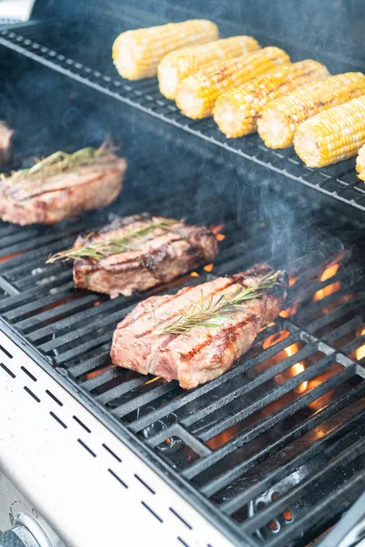 Grillning New York Biff Med Skiva Smör Och Rosmarin Utomhus — Stockfoto