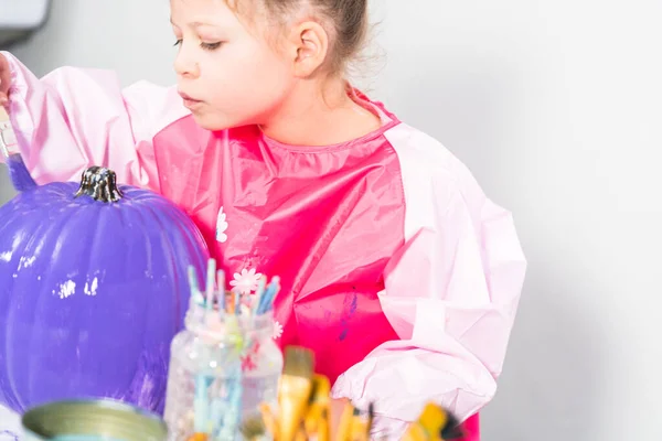 Klein Meisje Schilderen Kleine Ambachtelijke Pompoen Met Paarse Acryl Verf — Stockfoto