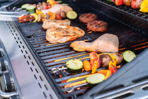 Grillning Lax Kycklingbröst Grönsaksspett Och Vegetariska Hamburgare Utegrill — Stockfoto