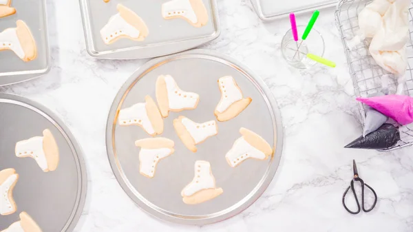 Ležel Zdobení Brusle Tvaru Cukru Cookies Bílou Barvou Královské Polevy — Stock fotografie