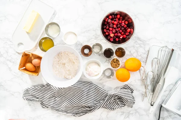 Flach Lag Zutaten Zum Backen Von Preiselbeermuffins Mit Frischen Preiselbeeren — Stockfoto