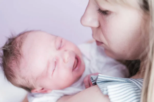 Lifestyle Portrait Young Mother Her Newborn Three Weeks Old Daughter — Stock Photo, Image