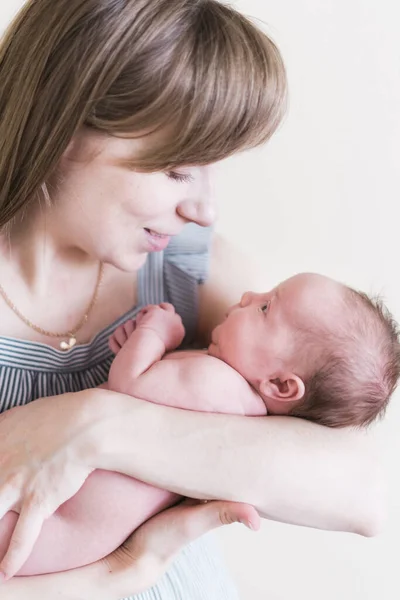 若い母親と生まれたばかりの3週間の娘のライフスタイルの肖像画 — ストック写真