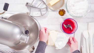 Düz yatıyordu. Çikolata ahududu kekleri için mutfak mikserinde ahududu kremalı peynir tereyağı hazırlıyorum..