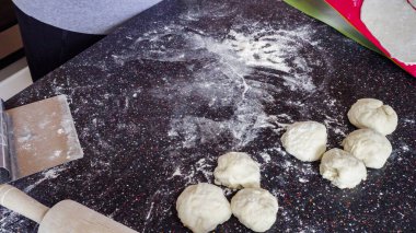 Konut mutfağındaki tezgahın üzerinde ekmek hazırlıyorum..