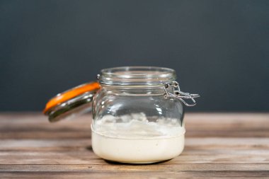 Ekşi mayalı ekmek pişirmek için cam bir mason kavanozunda başlangıç yapıyorum..