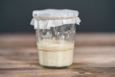 Ekşi mayalı ekmek pişirmek için cam bir mason kavanozunda başlangıç yapıyorum..