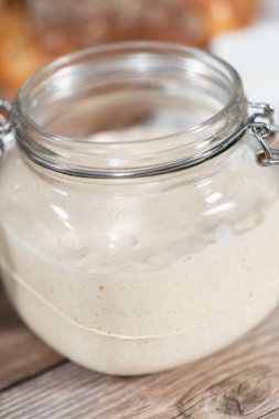Ekşi mayalı ekmek pişirmek için cam bir mason kavanozunda başlangıç yapıyorum..